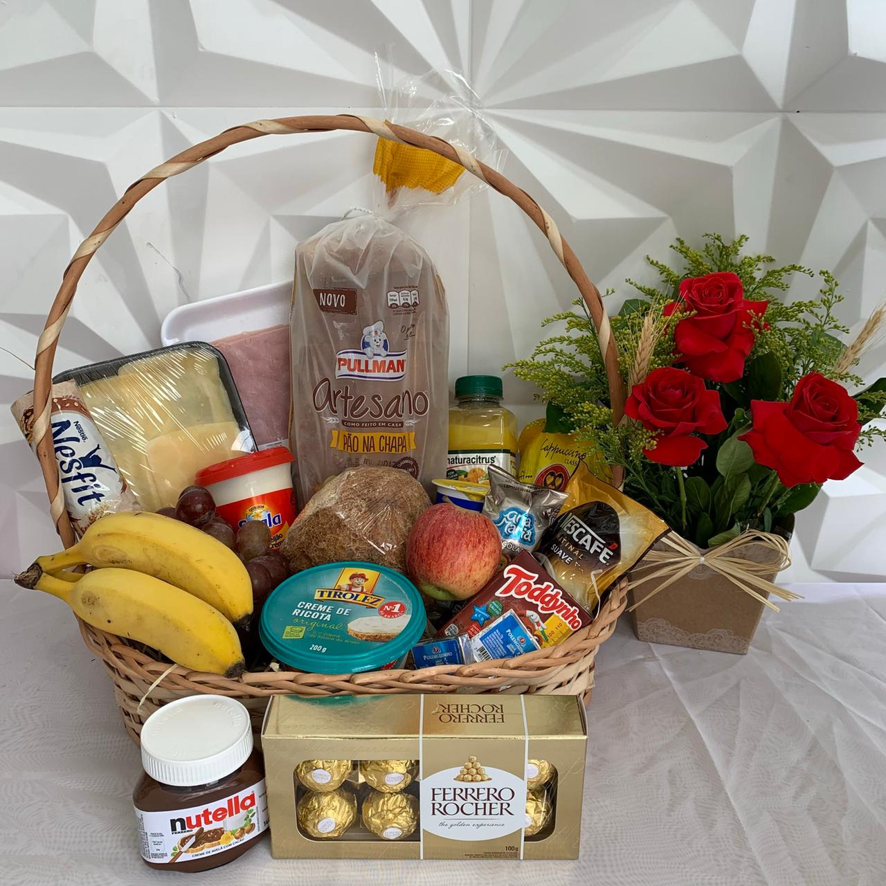 Cesta de café com chocolates e arranjo floral