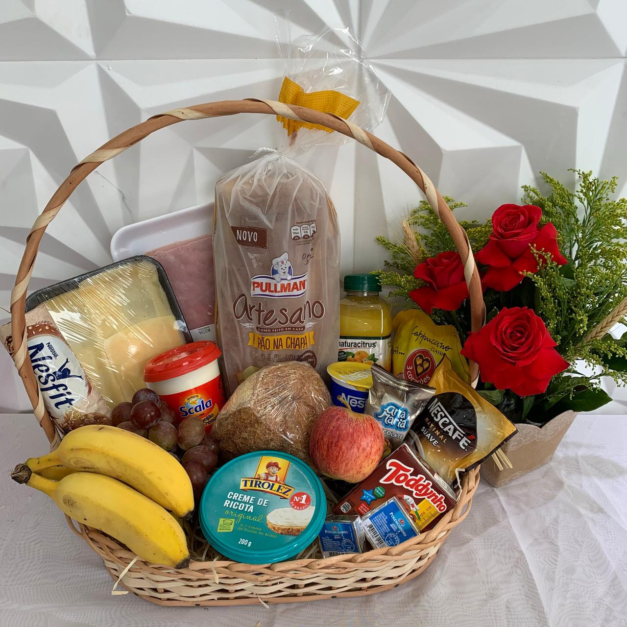 Cesta de café com frutas e arranjo floral