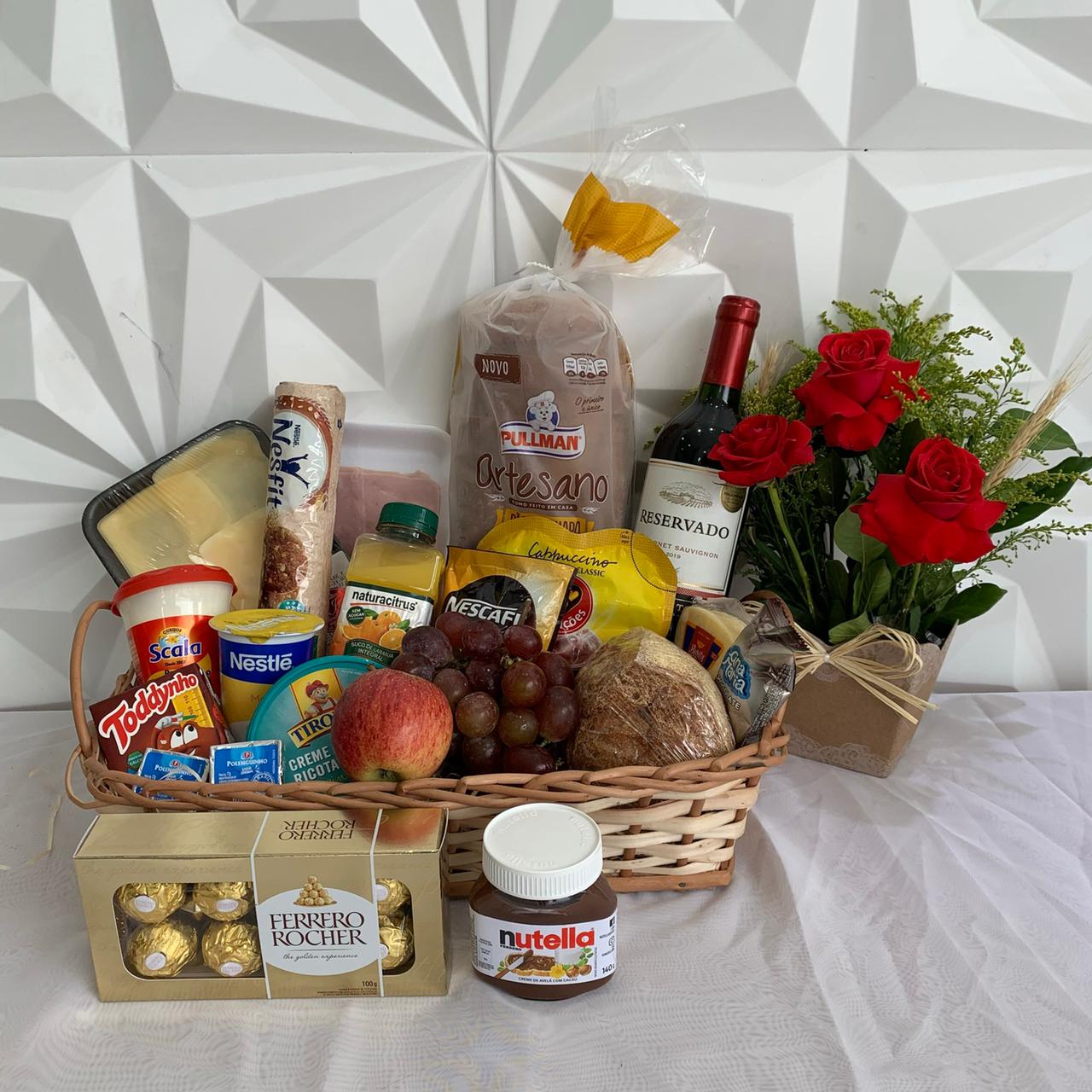 Cesta de café com vinho e arranjo floral