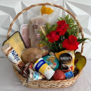 Cesta de café com frios e arranjo floral