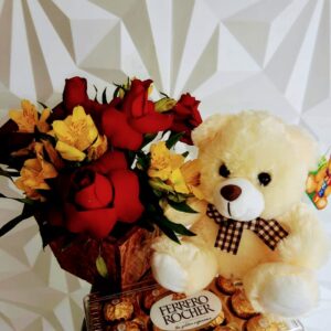 Arranjo de rosas com pelúcia e ferrero rocher