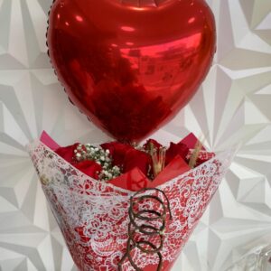 Buquê com 12 rosas importadas e balão